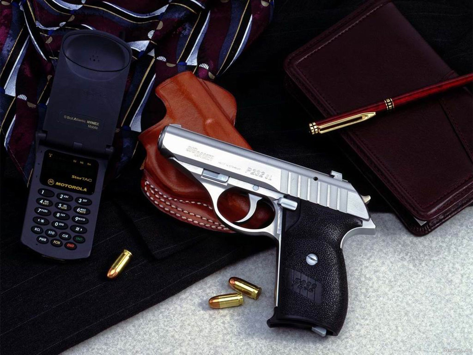 Пистолет На Столе Фото