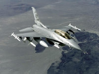 Самолёт Истребитель F-16 над землей