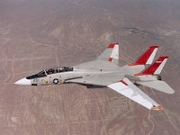 Самолёт истребитель-бомбардировщик F-14 над землёй