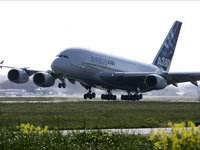 Пассажирский Airbus A380 приземляется