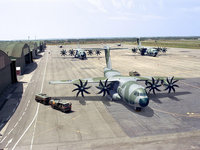 Боевые тяжелые самолёты на военном аэродроме