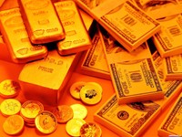 Пачки денег и золотые слитки с монетами