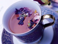 Чай с лепестками цветов 