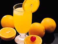 Стакан с апельсиновым соком и апельсины 