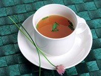 Чашка с чаем и цветочком на блюдце 