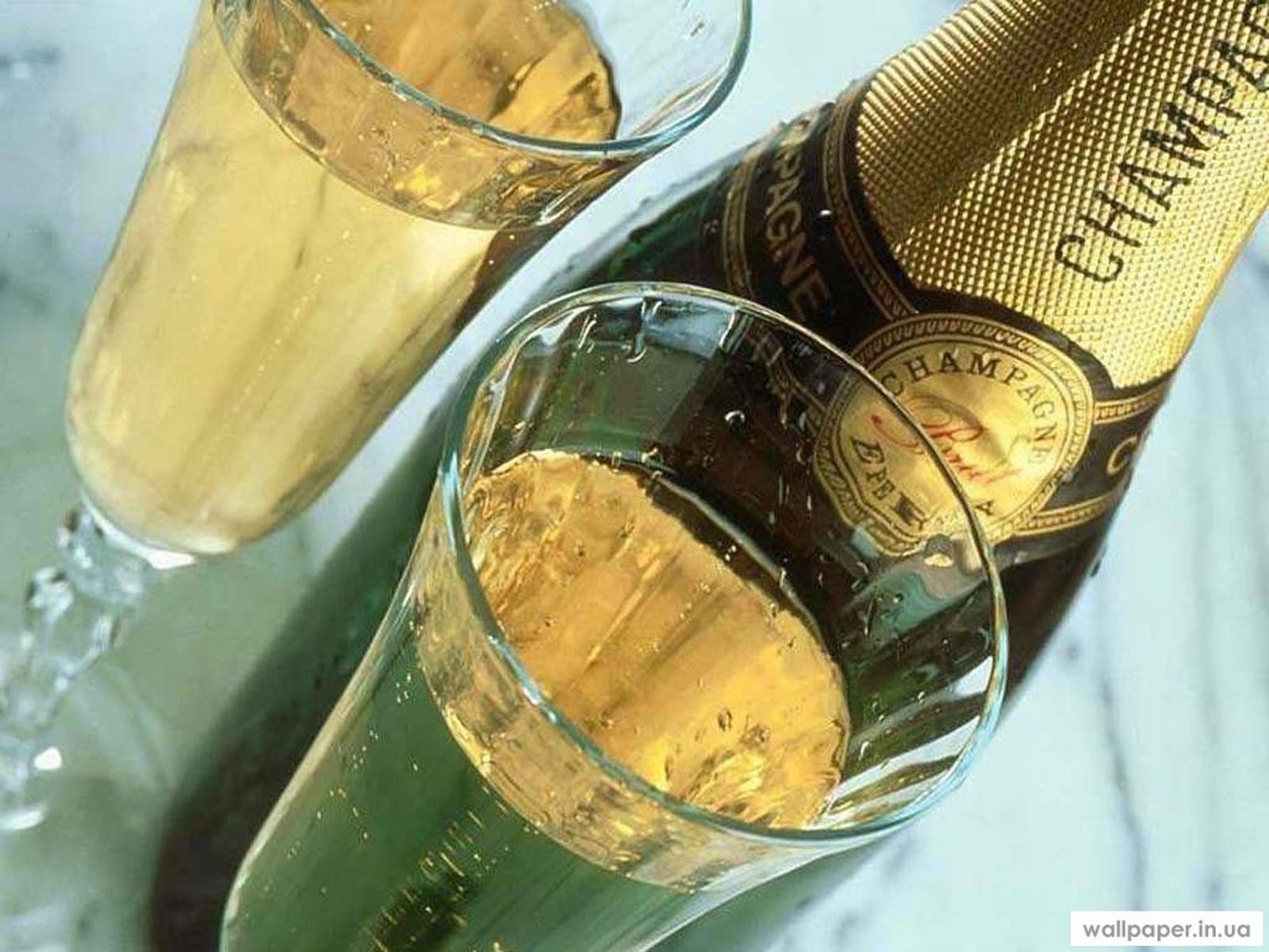 Шампанское выражения. Бокалы с шампанским. Шампанское на столе. Шампанское в стакане. Бутылка шампанского.