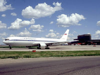 Самолёт B-767 на полосе