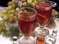 Два бокала с вином и виноград