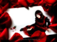 Темная женщина и красные розы
