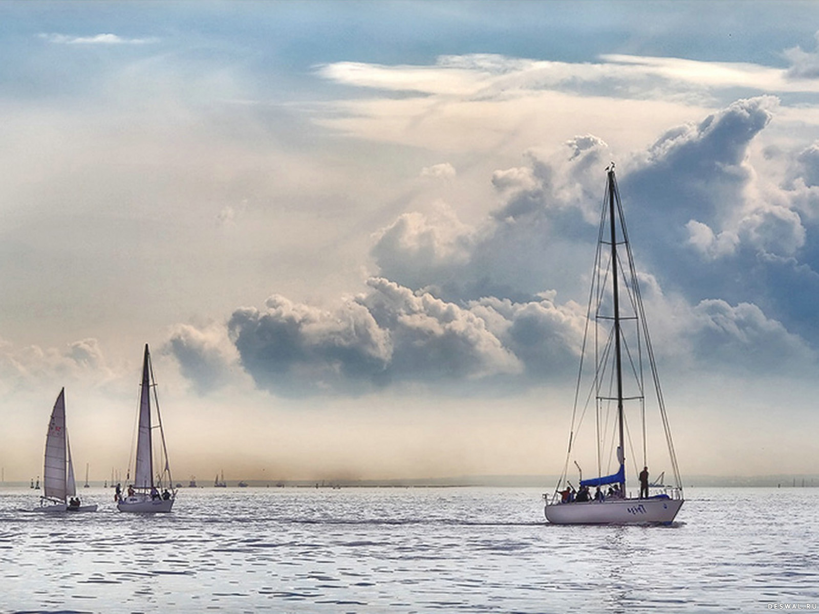 Яхты в море с облаками