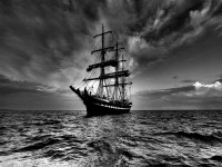 Черно-белое фото корабля 